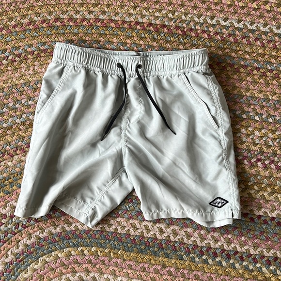 Billabong Shorts - Picture 1 of 2